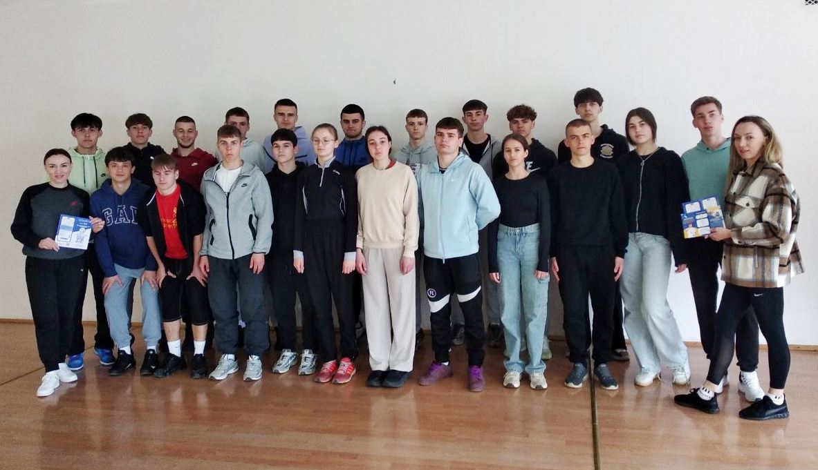 Учні Тернопільського академічного ліцею Генезис із викладачми кафедри ТОМФВ.jpg